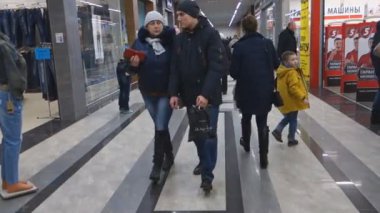 Borisov, Belarus - 05 Mart 2017: birçok insan mağazayı ziyaret ediyor