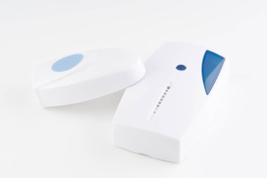 Beyaz arkaplanda izole edilmiş düğmesi olan elektrikli kapı zili