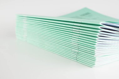 İlkokul için bir yığın ince not defteri.