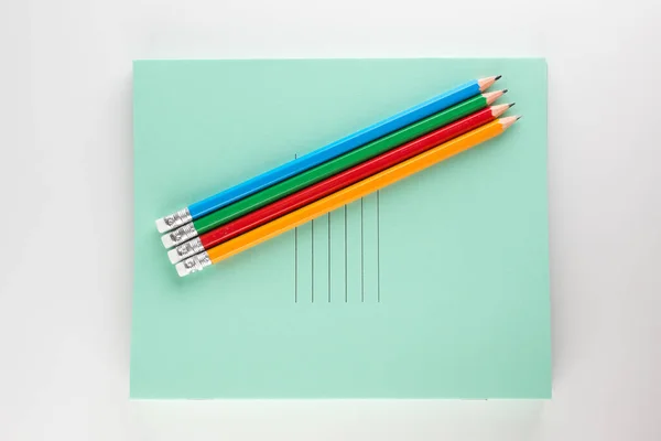 Stapel Van Dunne Student Notebooks Met Gekleurde Potloden Voor School — Stockfoto