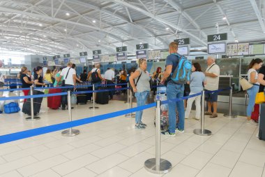 Larnaka, Kıbrıs - 30 Temmuz. 2019: Larnaka Uluslararası Havaalanı'nda yolcular pasaport kontrolünden geçti