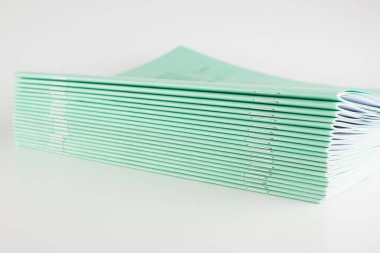 İlkokul için bir yığın ince not defteri.