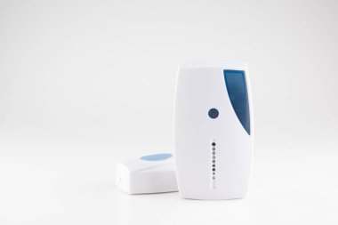 Beyaz arkaplanda izole edilmiş düğmesi olan elektrikli kapı zili