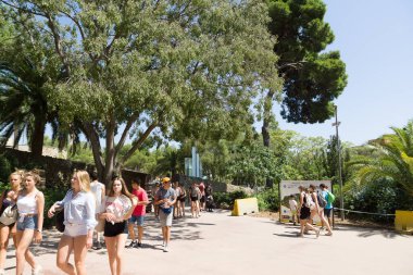 Barselona, İspanya - 17 Ağustos 2017: Gotik stil binası ve Guell Park 'tan Barselona kasabası üzerine hava manzarası.