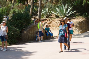 Barselona, İspanya - 17 Ağustos 2017: Gotik stil binası ve Guell Park 'tan Barselona kasabası üzerine hava manzarası.