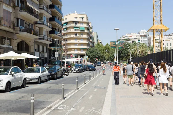 Barselona, İspanya - 17 Ağustos 2017: Mutlu insanlar Barselona sokaklarında yürüyor ve fotoğraf çekiyorlar.