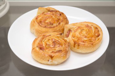 Ekmek şeklinde taze kokulu turta.