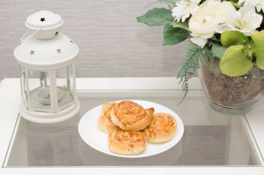 Ekmek şeklinde taze kokulu turta.