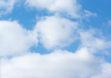 Uçan beyaz bulutlu mavi gökyüzü