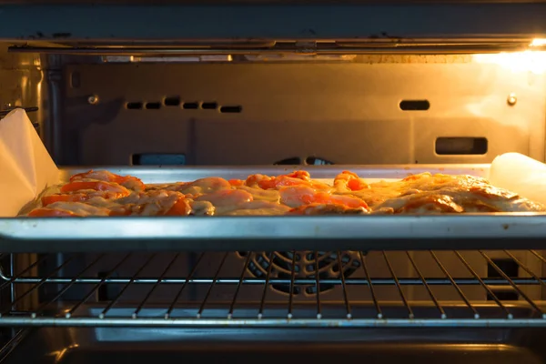 Verse Pizza Wordt Gekookt Een Hete Oven — Stockfoto