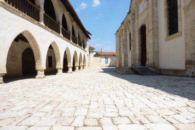 Eski bir montajcının avlusundaki eski kemerli yapılar