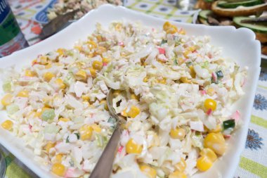 Ziyafet için çeşitli ürünlerin karışımından salata.