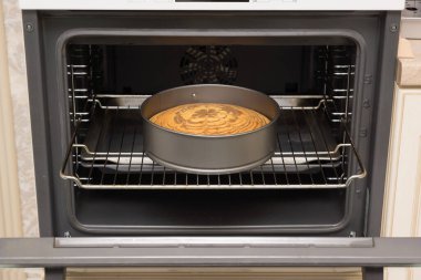 Lezzetli, taze pişmiş turta.