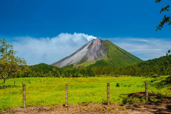 La forme classique du cône du volcan Arenal au Costa Rica . — Photo