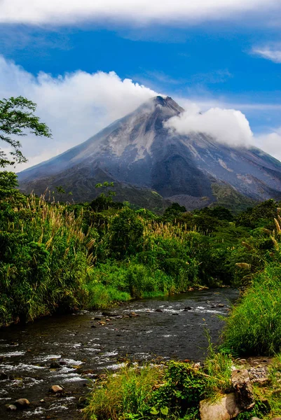 Die klassische kegelform des arenalvulkans in costa rica. — Stockfoto