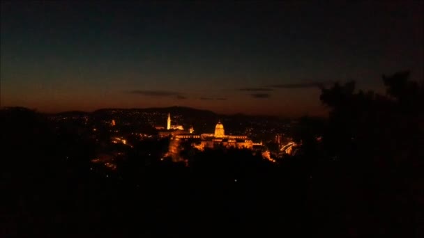 Castillo de Budapest en la noche - Drone Shot — Vídeo de stock