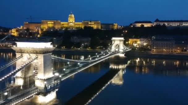 Puente de la Cadena de Budapest en la noche - Drone Filmación — Vídeo de stock