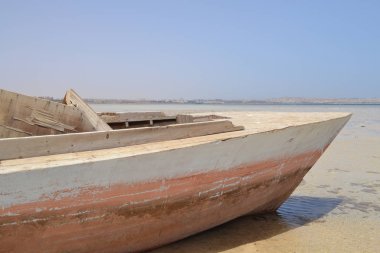 Kıyıdaki eski tekne _ 3