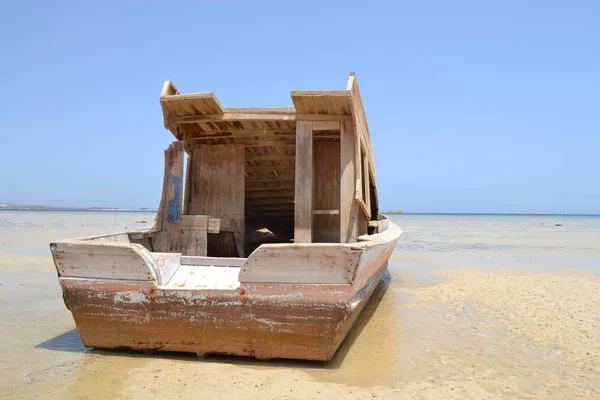 Kıyıdaki eski tekne