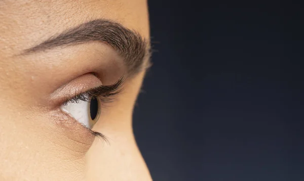 Güzel uzun siyah kirpik closeup.