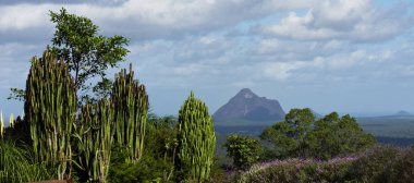 Mountain view, cam ev dağlar Hinterlands öğleden sonra.