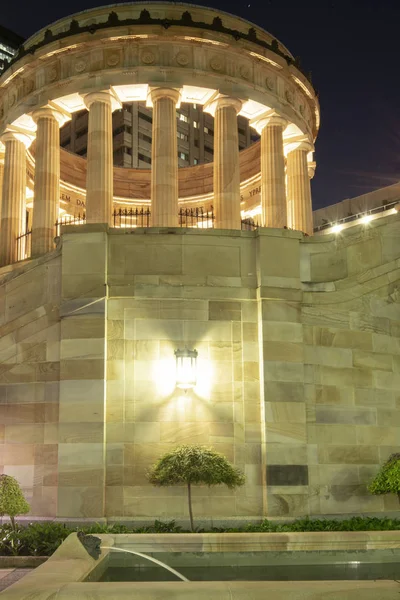 Brisbane, Avustralya - Cumartesi 28 Nisan, 2018: Anzak Meydanı Savaş Anıtı Brisbane şehrinde görünümü Cumartesi 28 Nisan 2018 '.