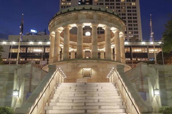 Brisbane, Avustralya - Cumartesi 28 Nisan, 2018: Anzak Meydanı Savaş Anıtı Brisbane şehrinde görünümü Cumartesi 28 Nisan 2018 '.