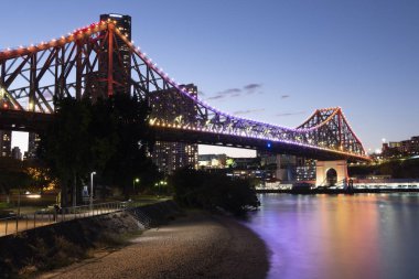 Brisbane, Avustralya - Pazar 22 Temmuz, 2018: Görünüm Brisbane nehir ve yeni çiftlik alanı gece Pazar 22 Temmuz, 2018.