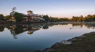 Springfield göller, Ipswich şehir, Avustralya - Salı 24 Temmuz, 2018: Salı 24 Temmuz 2018 göl ve gün boyunca Springfield göllerde yerel işletme görünüm.