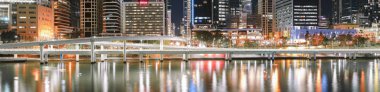 Brisbane, Queensland, Avustralya - 18th Ağustos 2018: Brisbane şehir gökdelenler, nehir ve otoyol üzerinde Cumartesi 18 Ağustos 2018 geceleri.