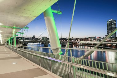 Brisbane, Avustralya - Cumartesi 18 Ağustos, 2018: Kurilpa köprü görünümü ve gece Cumartesi 18 Ağustos, 2018 üzerinde Brisbane şehir.