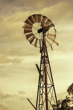 Kırsal alanda paslı yel değirmeni