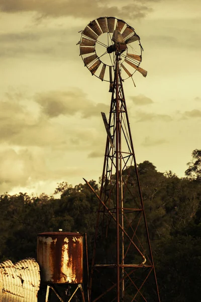 Prasslad väderkvarn på landsbygden — Stockfoto