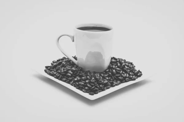 Рассеянные кофейные зерна — стоковое фото