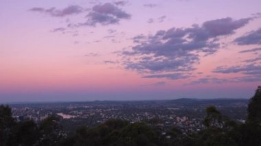 Gün batımında Coot-tha Dağı'ndan Brisbane City manzarası. Queensland, Avustralya.