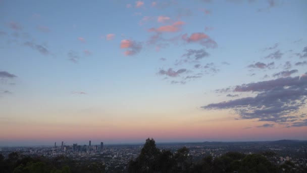 日落时分从库塔山欣赏布里斯班市美景 澳大利亚昆士兰州 — 图库视频影像