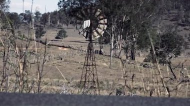 Queensland, Avustralya kırsalında rustik yel değirmeni.