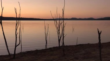 Wivenhoe Gölü'ndeki Karabatak Koyu, Queensland, Wivenhoe Barajı dışında.