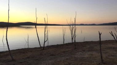 Wivenhoe Gölü'ndeki Karabatak Koyu, Queensland, Wivenhoe Barajı dışında.