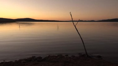 Wivenhoe Gölü'ndeki Karabatak Koyu, Queensland, Wivenhoe Barajı dışında.