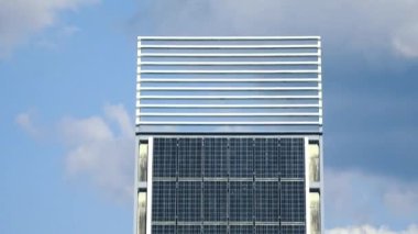 Güneş ışığında büyük güneş panelleri Grubu.