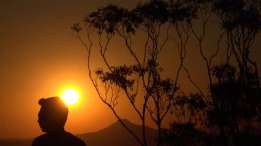 Queensland'deki Tamborine Dağı'nın Knoll Bölümünden gün batımında manzara.