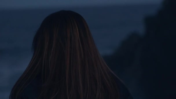 コンセプト 波が崖に衝突するように海に出て行く悲しい女性 — ストック動画