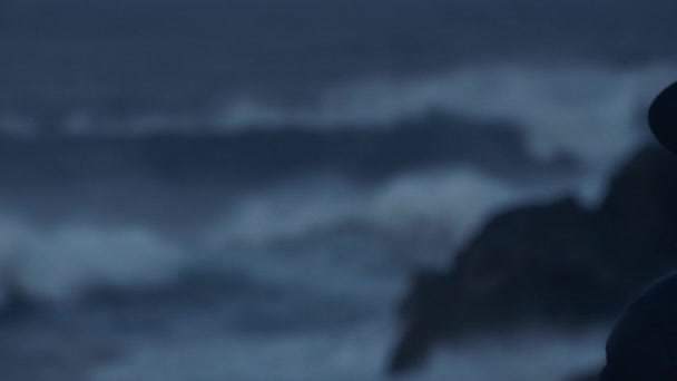 Поняття Сумні Жінки Виходять Океан Коли Хвилі Падають Скелі — стокове відео