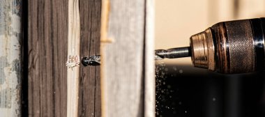 Kavram: Duvardaki bir elektrik kablosunu delmenin tehlikesi