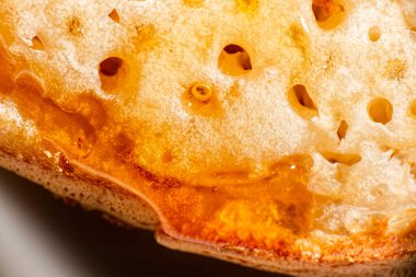 Kızarmış ekmeğin ballı Macro fotoğrafı.