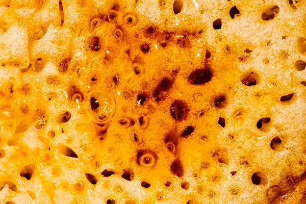 蜂蜜とトーストしたクランペットのマクロ写真 — ストック写真