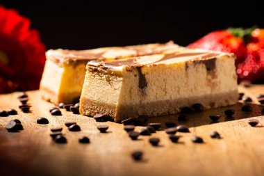 Belçika çikolatalı keki. Ayrıntılı kapalı makro gıda arka planı.