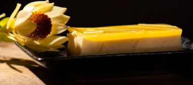 Limonlu Cheesecake 'in detaylı yakın plan fotoğrafı. Gıda arkaplanı.