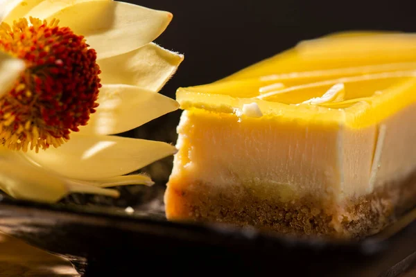 Limonlu Cheesecake 'in detaylı yakın plan fotoğrafı. Gıda arkaplanı.